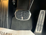 【ペダル】BMWはオルガン式アクセルペダルを採用しています。踏み込む足とペダルが同じ軌跡を描くため、かかとがずれにくく、アクセルコントロールがよりしやすくなるメリットがあります。