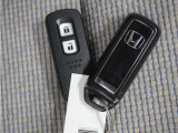 ◆スマートキー◆カギをバッグやポケットに入れたままでもドアロックの開閉ができる『スマートキー』付き!雨天や暗くなってもカギを取り出す必要がなくドアの開錠&エンジンも始動できます