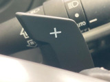 【パドルシフト】ハンドルから手を離さずに素早くシフトアップ&ダウンができるので、エンジンブレーキを使う下り坂や高速道路の合流で加速したい場面で役立ちます。