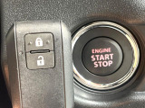 【キーレススタートシステム】カバンやポケットに入れたままでもドアの施錠・解錠が可能なスマートキーを装備。エンジンのオン・オフ時もカギを取り出す必要が無いからとっても便利です♪