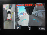 パノラミックビューモニター付きです。車両を上から見たような映像をディスプレイオーディオ画面に表示。運転席からの目視だけでは見にくい、車両周辺の状況をリアルタイムでしっかり確認できます。