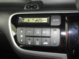 エアコンはオートエアコンでお好みの温度調整が出来、オールシーズン快適にドライブできます!リア席はプライバシーガラスで夏も涼しく過ごせます!