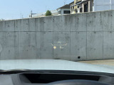 HUD: ヘッドアップディスプレイはドライバーが前方に集中できるよう、ナビや車速情報をフロントガラスに投影するシステムです。