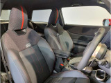 MINIの少し硬めのシートは乗り降りもしやすく、長距離ドライブでも疲れません。