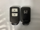 スマートキーを装備しています。鍵を差し込むことなくドアロックの開け閉めと、スタートボタン操作でのエンジンスタートができます。スペアキーも同じものを用意しております。