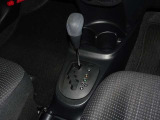 操作が楽なフロアシフトです、レバー式パーキングブレーキで足元インパネ周りもすっきりしています。