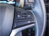 【アダプティブクルーズコントロール】ステアリングのスイッチを操作するとミリ波レーダーで先行車との距離を測定。設定を適切に保ちながら加速・減速、さらに停止まで自動に追従します。