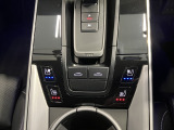 オプション設定の3段階調節機能付フロントシートベンチレーションが装着されておりますのでシート座面のムレを軽減し夏場も快適な居住空間をご提供します