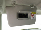 女性には嬉しい、照明付きのミラーが付いたサンバイザーです♪車内でのお化粧直しも出来ちゃいますよ!