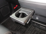 運転席と助手席の間にはドリンクホルダーがあります。取りやすい位置にありますからドライブも楽しくなりますね!