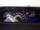 とっても見やすいメーターです。夜間時はラグジュアリーな気分にさせてくれる照明が魅力ですので、夜のドライブも楽しみになりますよ♪