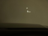 ヘッドアップディスプレイは運転中に役立つ情報をフロントガラスに映し出します。独自のレーザー技術により、直射日光が当たるような状況にも対応。走行速度、ナビゲーションなどの情報を、クリアに表示します。