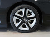 純正のアルミホイール装着車です。タイヤサイズは215/45R17です。