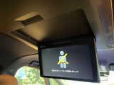 【フリップダウンモニター】大画面モニターで後席でもエンタメをお楽しみいただけます。小さなお子様にも大人気の装備です♪