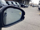 左右からの後続車を感知し、ミラー内のインジケーターを点灯させ、ドライバーに知らせするブラインドスポットインフォメーション装備です。安心ですね!