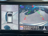 空から見ているような視点で周囲が確認できるアラウンドビューモニター、クルマの真上から見ているかのような映像によって、周辺の見えにくい障害物でも気付くことができます。