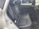 ◆後部座席◆後席も大人の方でもゆったり乗れるスペースを確保。足元も深くシートのクッションも柔らかくロングドライブの疲労を軽減してくれます。