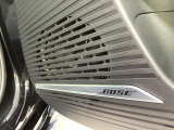 【BOSEサウンドシステム】メーカーオプションの高品位サウンドシステムを搭載。専用のチューニングが施された大小様々なスピーカーから良質なサウンドが奏でられ、臨場感あふれる音響空間を演出します。