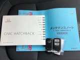 メンテナンスノート【整備記録簿】、取説も揃ってます。スマートキーはバッグなどにしまったままボタン操作でエンジンの始動・停止ができて大変便利です。