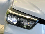 【LEDヘッドライト】悪天候や夜間走行時も良好な視界を確保し安心して運転できる高輝度LEDヘッドライトを装備!点灯速度が早く、消費電力も抑えられています。
