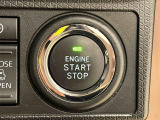 電子カードキーを携帯していれば、ボタンを押すだけでエンジンの始動がスマートに行えます。