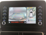 パノラミックビューモニター付きです。車両を上から見たような映像をモニター画面に表示。運転席からの目視では見にくい、車両周辺の状況をリアルタイムでしっかり確認できます。