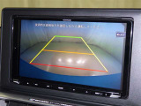 後方の見える安心をお届けするバックガイドモニター付:バックするときのアシストラインもあって楽々バック!車庫入れや縦列駐車をサポートし、苦手な駐車も安心です!今やもう手放せない装備ですネ♪
