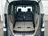 後部座席を前方に倒せば、広い荷室としてご利用いただけます!