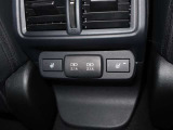 シートヒーターで冬場でも温かくすることができ、充電ソケットも装備されておりますので車内でスマートフォンの充電をすることができます。