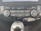 オートエアコンです!ボタンでの簡単な操作で室内を快適な温度にしてくれますので、夏場や冬場でも快適なドライブができます。
