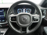 【純正革巻きステアリング】上質な革を使用することで、手にしっかり馴染むボルボのステアリング。高級感がありながら、とても運転しやすいのが特長です。