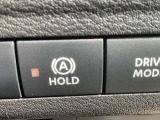 オートブレーキホールド機能は、運転者のブレーキ操作によって停車した際に、自動的にブレーキ力を保持する機能です。