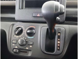 親しみやすいシフトです。 坂道や信号の多い日本では操作が簡単でいいです。 シフトチェンジしやすい所に配置されているので操作し易いですよ。