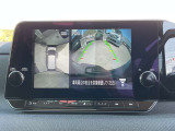 【アラウンドビューモニター】周囲を見渡せる映像で、スムースな駐車をサポートします