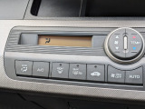 車内環境を自動でコントロールするフルオートエアコン。長距離ドライブも快適です。