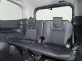 便利な5:5分割可倒式シートです。収納と乗車人数のバランスに優れています♪荷物の大きさに応じたラゲージスペースをフレキシブルに作り出せるので、シーンに応じた使い方ができます♪