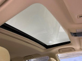 【サンルーフ】開放感たっぷりの希少装備、サンルーフが装着されています!車内に明かりを取り入れたり景色を楽しむ以外にも、車内の空気も簡単に換気できて快適です!