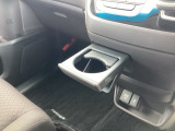 助手席右前のカップホルダー。便利ですよ!