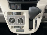 シフトレバーとエアコンの操作パネルをインパネに集約して、足元が広く使えるようになっています!扱いやすいマニュアルエアコン!