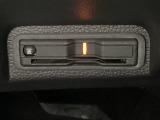 ハンドルの左下にETCがついています。高速道路の料金所の通過も楽々です!。 カードの取り出しもしやすい場所についています。