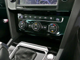 エアコンは2ゾーンフルオートエアコンです。運転席と助手席で別々に温度設定ができ快適空間でドライブをお楽しみいただけます。