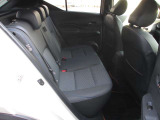 後部座席もゆったりとした空間を確保しております。
