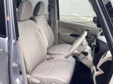 前席です。センターコンソールが無いので車内での左右移動が出来ます。