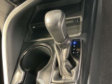 シフトレバーはフロアに配置されています。