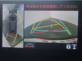 パノラミックビューモニター付きです。車両を上から見た様な映像を画面に表示。運転席からの目視だけでは見にくい、車両周辺の状況をリアルタイムでしっかり確認出来ます。