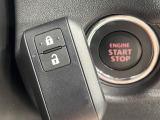 【キーレススタートシステム】カバンやポケットに入れたままでもドアの施錠・解錠が可能なスマートキーを装備。エンジンのオン・オフ時もカギを取り出す必要が無いからとっても便利です♪
