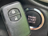 【スマートキー】カバンやポケットに入れたままでもドアの施錠・解錠が可能なスマートキーを装備。エンジンのオン・オフ時もカギを取り出す必要が無いからとっても便利です♪
