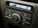 細かな温度調節ができるオートエアコンを搭載。簡単な操作で快適な空間をキープできるので、いつでも心地よくドライブを楽しめます。
