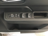 運転席ドアには、ドアミラーの角度調整スイッチとパワーウインドウスイッチを配置。手元で直感的に操作でき、運転中の使い勝手を高めています。