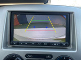 ギアを『R』に入れるとナビ画面に、後方を映像で表示してくれるので、苦手な駐車をサポートしてくれます。